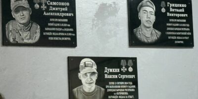 Открытие мемориальных досок в честь выпускников Виталия Гриценко и Дмитрия Самсонова, которые отдали свои жизни, выполняя воинский долг в ходе специальной военной операции.